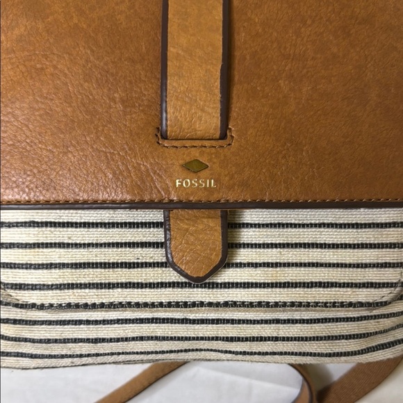 Fossil Tan and Black Crossbody Bag with Sophisticated Leather Design - Picture 2 of 9